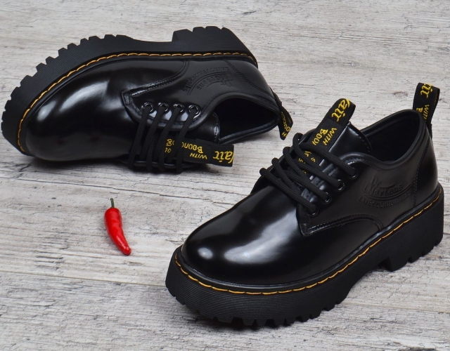 Черевики жіночі на платформі Dr.Martens style чорні лаковані