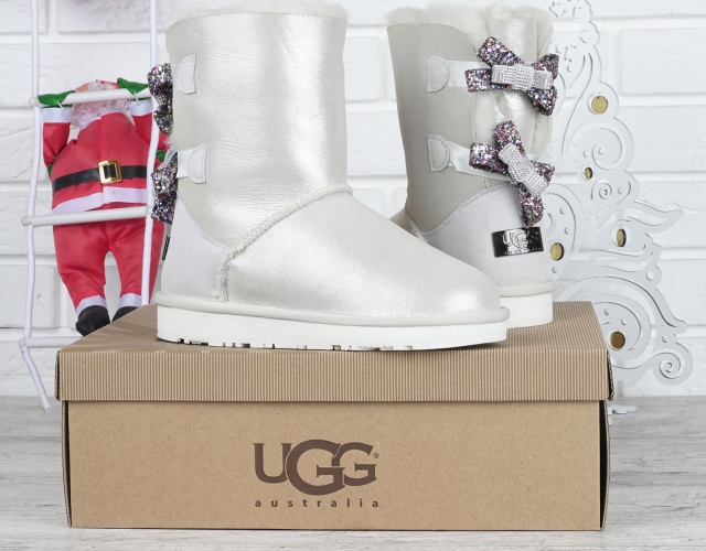 Уггі жіночі шкіряні на овчині UGG Australia білі з бантами