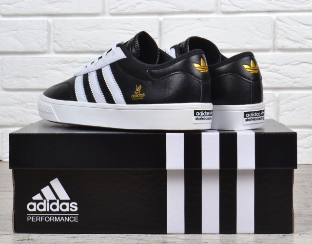 Кросівки чоловічі шкіряні Adidas Skateboarding чорні з білим В'єтнам