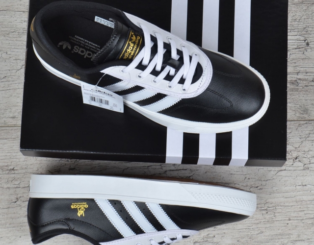 Кросівки чоловічі шкіряні Adidas Skateboarding чорні з білим В'єтнам